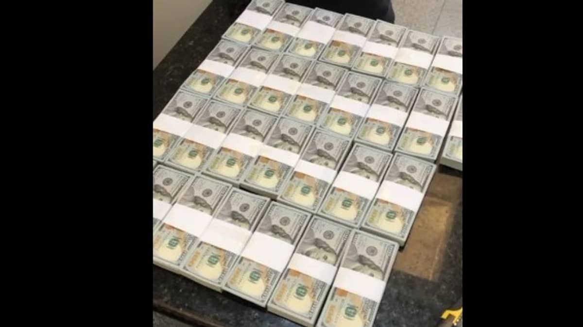Coreano é preso com US$ 300 mil em fundo falso de mala no Aeroporto de Foz do Iguaçu