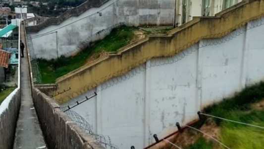 Ele foi levado para a delegacia de plantão de Contagem