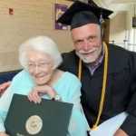 Idoso se forma na faculdade e mãe de 98 anos vai à colação de grau