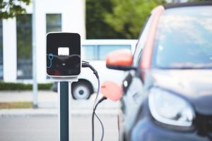 Carros elétricos avançam no Brasil e desafiam infraestrutura nas rodovias