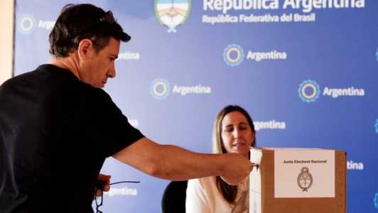 Eleição presidencial é feita por cédula de papel na Argentina