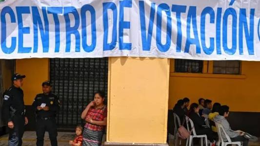 Nas eleições gerais do último domingo, os candidatos social-democratas Sandra Torres (15,86%) e Bernardo Arévalo (11,77%) foram os mais votados entre 22 concorrentes