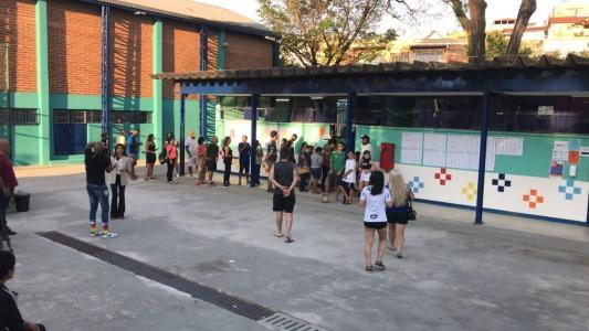 Eleitores aguardam a vez de votar na Escola Estadual Santos Dumont