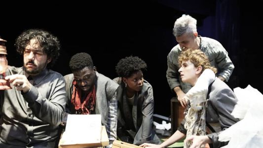 Elenco da peça 'Babilônia Tropical: A Nostalgia do Açúcar' sobe ao palco do CCBB neste final de semana em BH