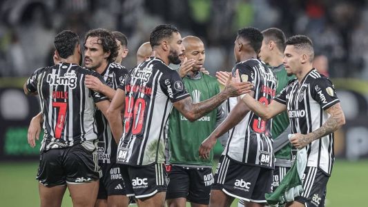 Elenco do Atlético após a vitória sobre o Athletico, nessa terça (23)