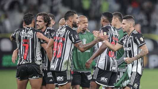 Elenco do Atlético após a vitória sobre o Athletico, nessa terça (23)