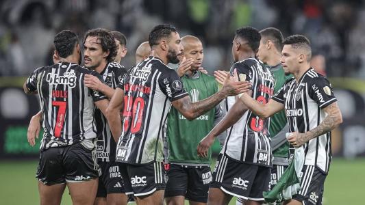 Elenco do Atlético após a vitória sobre o Athletico, nessa terça (23)