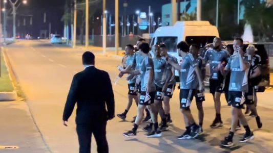 Elenco do Atlético treinou em Assunção nesta segunda-feira (26) antes de confronto decisivo pela Libertadores