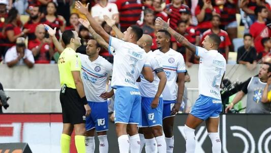 Elenco do Bahia reclamou com a arbitragem durante o jogo