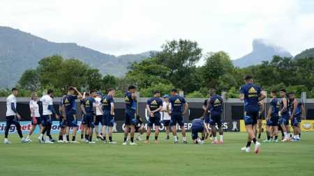 Elenco do Boca Juniors treinando no CT do Vasco, a poucos metros do CT do Fluminense