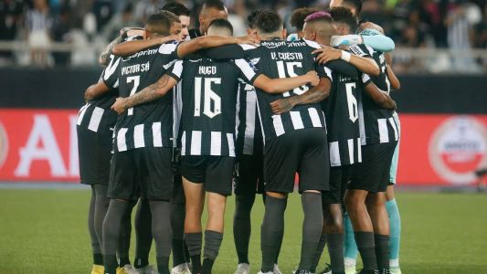 Elenco do Botafogo durante a partida de ida contra o Guaraní, no Nilton Santos, pela Sul-Americana