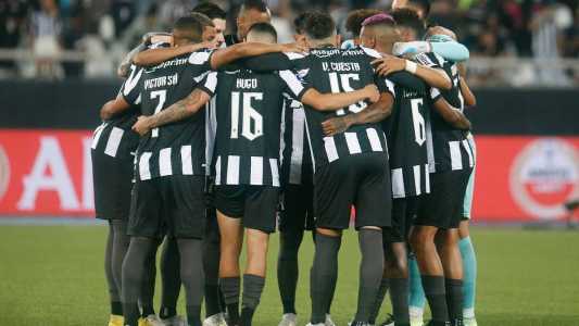 Elenco do Botafogo durante a partida de ida contra o Guaraní, no Nilton Santos, pela Sul-Americana
