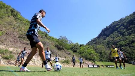 Elenco do Botafogo treinando no CT Lonier, no Rio de Janeiro