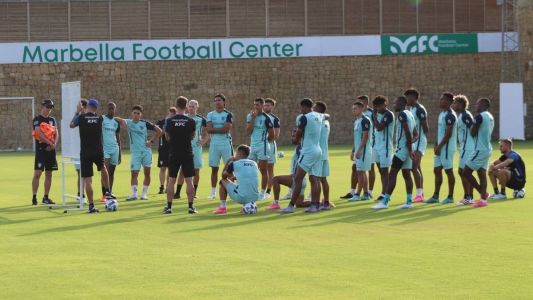 Elenco do Del Valle treina na Espanha para jogo contra o Sevilla, em desafio Conmebol x Uefa
