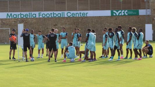 Elenco do Del Valle treina na Espanha para jogo contra o Sevilla, em desafio Conmebol x Uefa