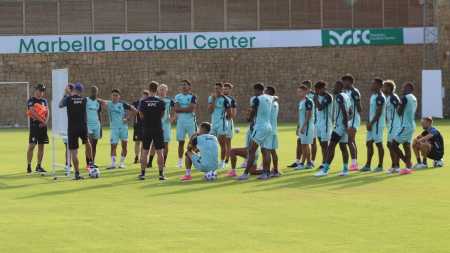Elenco do Del Valle treina na Espanha para jogo contra o Sevilla, em desafio Conmebol x Uefa