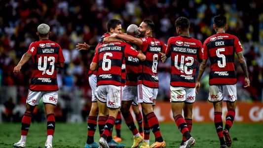 Elenco do Flamengo vibrando no Maracanã, palco do duelo com o Aucas nesta quarta