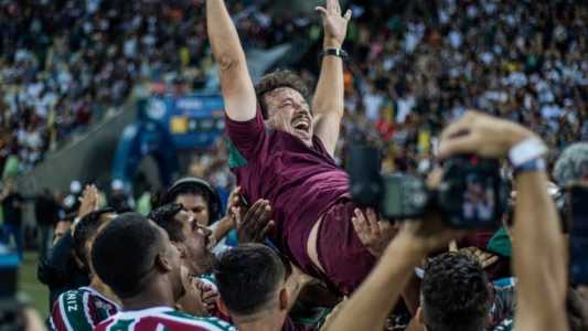 Elenco do Fluminense joga Diniz para cima após título do Campeonato Carioca