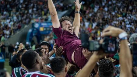 Elenco do Fluminense joga Diniz para cima após título do Campeonato Carioca