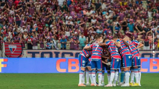 Elenco do Fortaleza reunido antes de jogo contra o Bragantino, na Arena Castelão