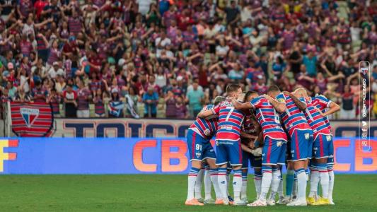 Elenco do Fortaleza reunido antes de jogo contra o Bragantino, na Arena Castelão