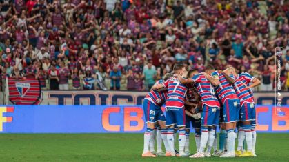 Elenco do Fortaleza reunido antes de jogo contra o Bragantino, na Arena Castelão