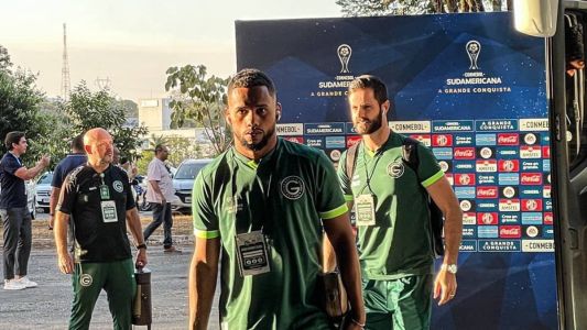 Elenco do Goiás chega ao Serra Dourada para confronto contra o Estudiantes
