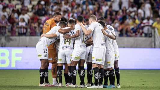 Elenco do Santos antes da partida conta o Fortaleza, na Arena Castelão