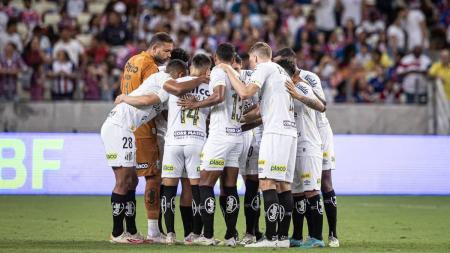 Elenco do Santos antes da partida conta o Fortaleza, na Arena Castelão