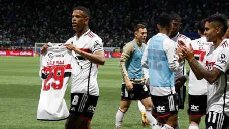 Elenco do São Paulo oferece classificação a Pablo Maia