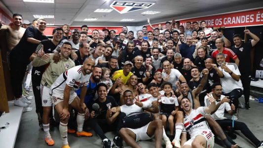 Elenco do São Paulo no vestiário do Morumbi após vitória sobre o Corinthians