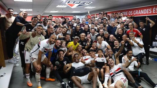 Elenco do São Paulo no vestiário do Morumbi após vitória sobre o Corinthians