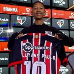 Elenco do São Paulo recebe torcedor que sofreu racismo na Sul-Americana