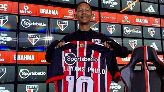 Elenco do São Paulo recebe torcedor que sofreu racismo na Sul-Americana