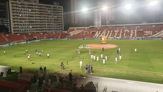 Elencos de Náutico e Cruzeiro já no aquecimento