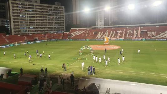 Elencos de Náutico e Cruzeiro já no aquecimento