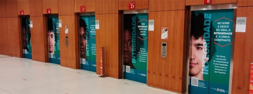 Foto mostra elevadores da Cidade Administrativa