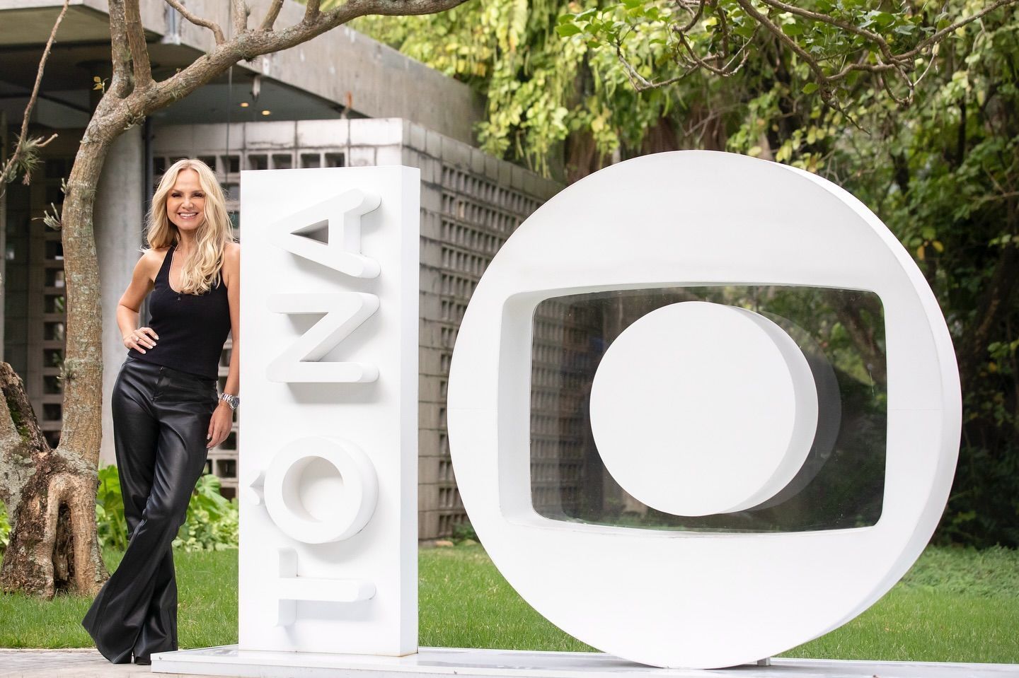 Eliana abre álbum de fotos na Globo e comemora: 'Que recepção calorosa'