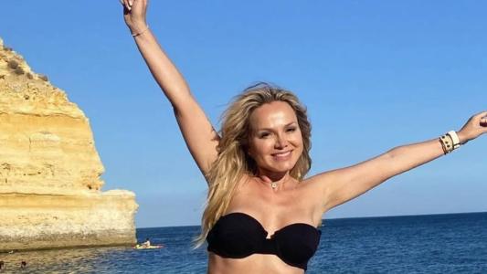 Eliana posa em praia de Algarve, em Portugal