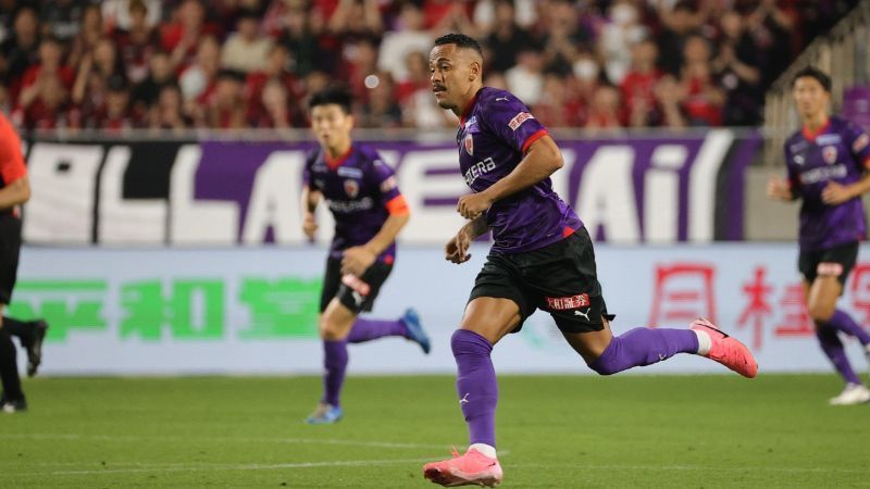 Atacante ex-Cruzeiro estreia em novo clube da Ásia e comemora