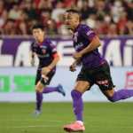 Atacante ex-Cruzeiro estreia em novo clube da Ásia e comemora