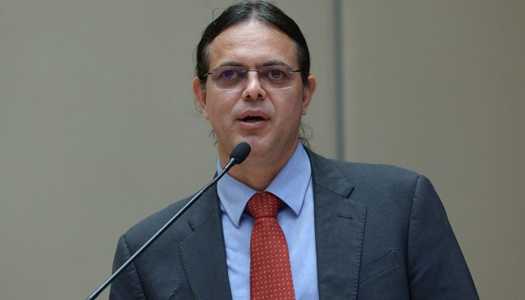 Foto mostra o deputado Elismar Prado