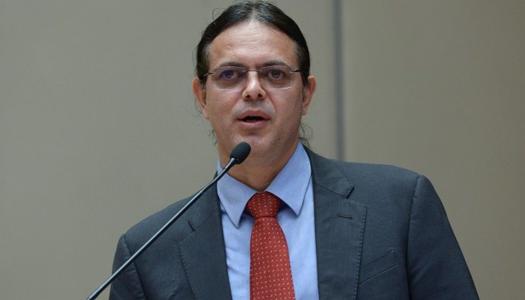 Foto mostra o deputado Elismar Prado