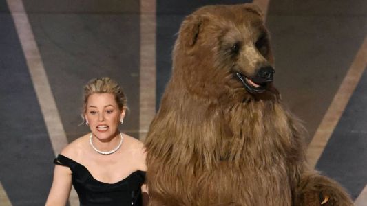 Elizabeth Banks tropeçou ao subir no palco