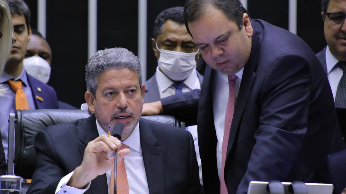 Lira escolhe Elmar para relatar projeto com acordo sobre as emendas