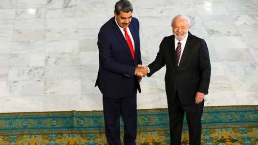 Elogios de Lula líder venezuelano Nicolás Maduro foi alvo de críticas em encontro de presidentes da América do Sul