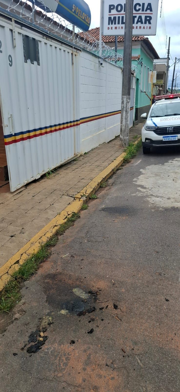 Adolescente suspeito de atear fogo à viatura da PM morre baleado por policiais