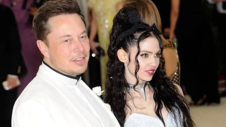Elon Musk ao lado da esposa, a cantora canadense Grimes, com quem tem três filhos