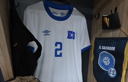 Uniforme de El Salvador preparado para jogo da Copa Ouro de 2025