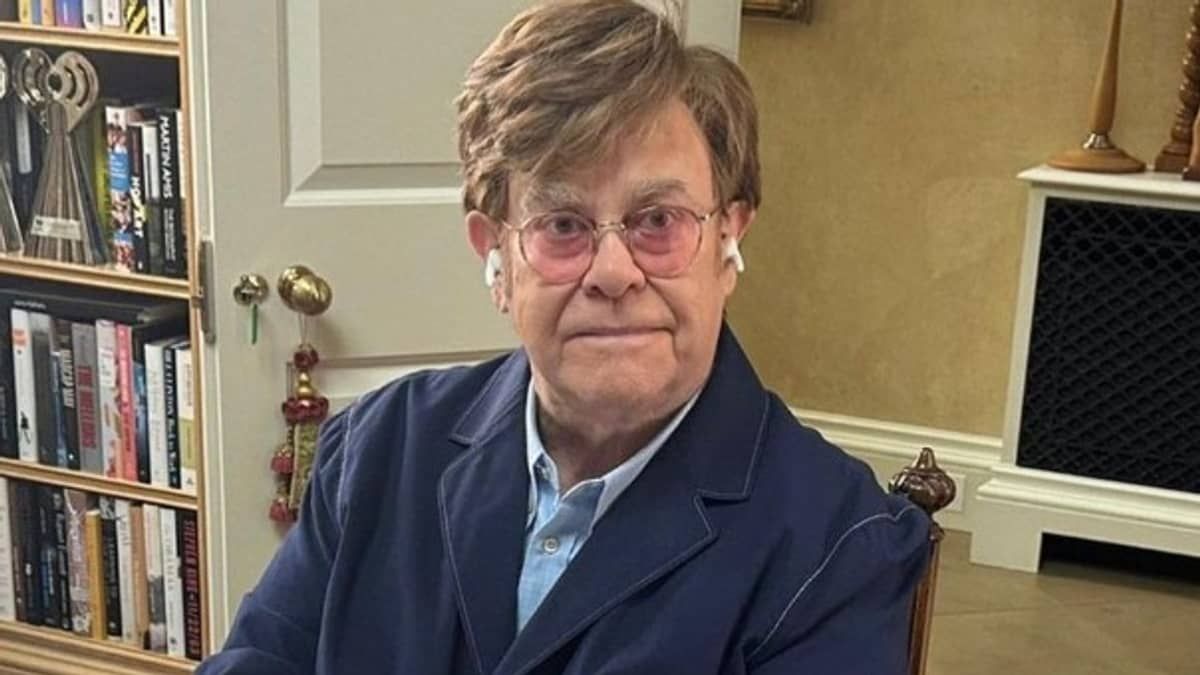 Elton John é hospitalizado após acidente doméstico